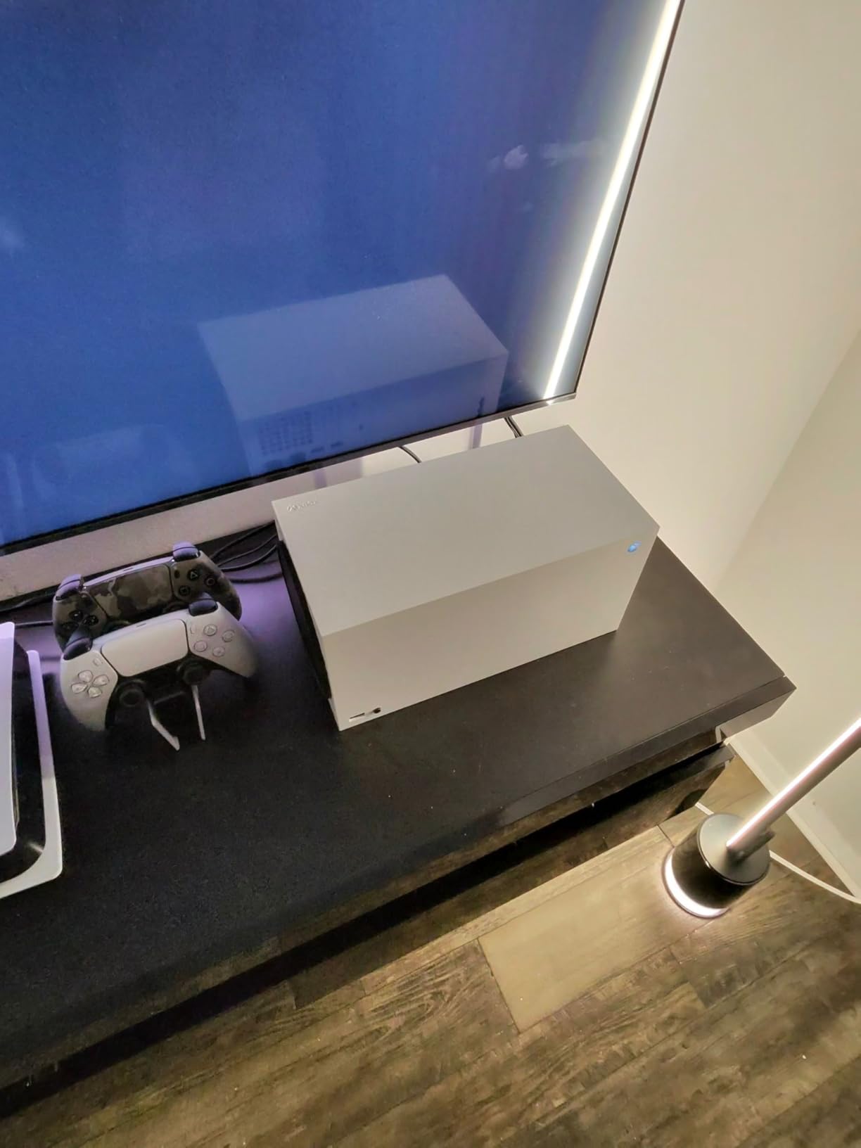 Xbox Series X - All Digital Gaming Console - 1TB SSD - Includes Wireless Controller - 4K Gaming - 120FPS - Robot White customer photo 1