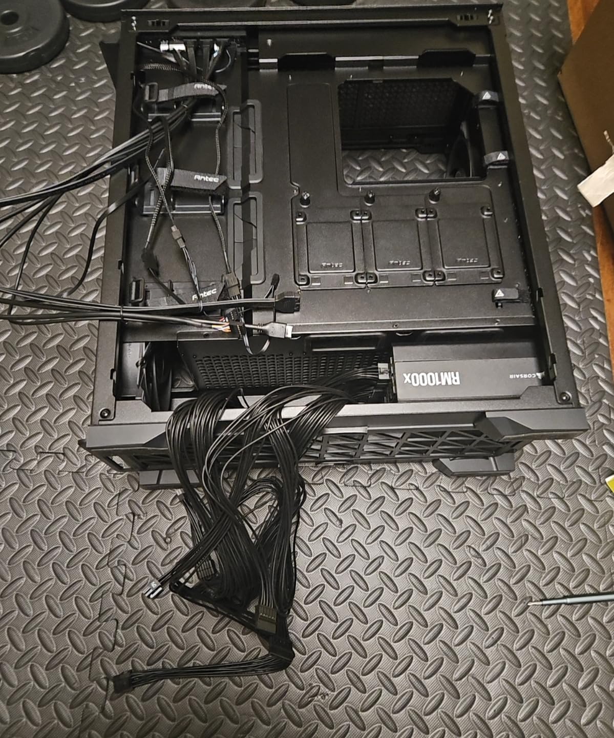 CORSAIR RM1000x Fully Modular Low-Noise ATX Power Supply - ATX 3.1 Compliant - PCIe 5.1 Support - Cybenetics Gold Efficiency - Native 12V-2x6 Connector - Black customer photo 1