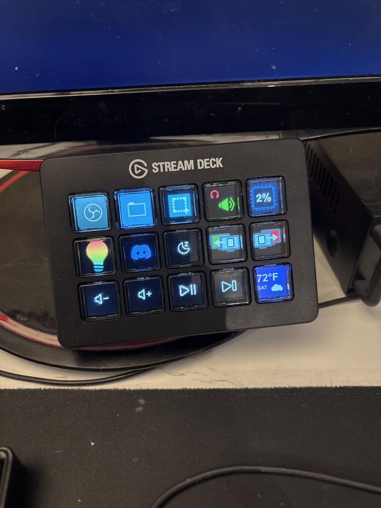 Elgato Stream Deck Scissor Keys Workflow Controller | Tactile, responsive macro keys, Monitor CPU, GPU, ping, FPS, LED-lit icons, Regular plugin updates, Windows and macOS customer photo 1