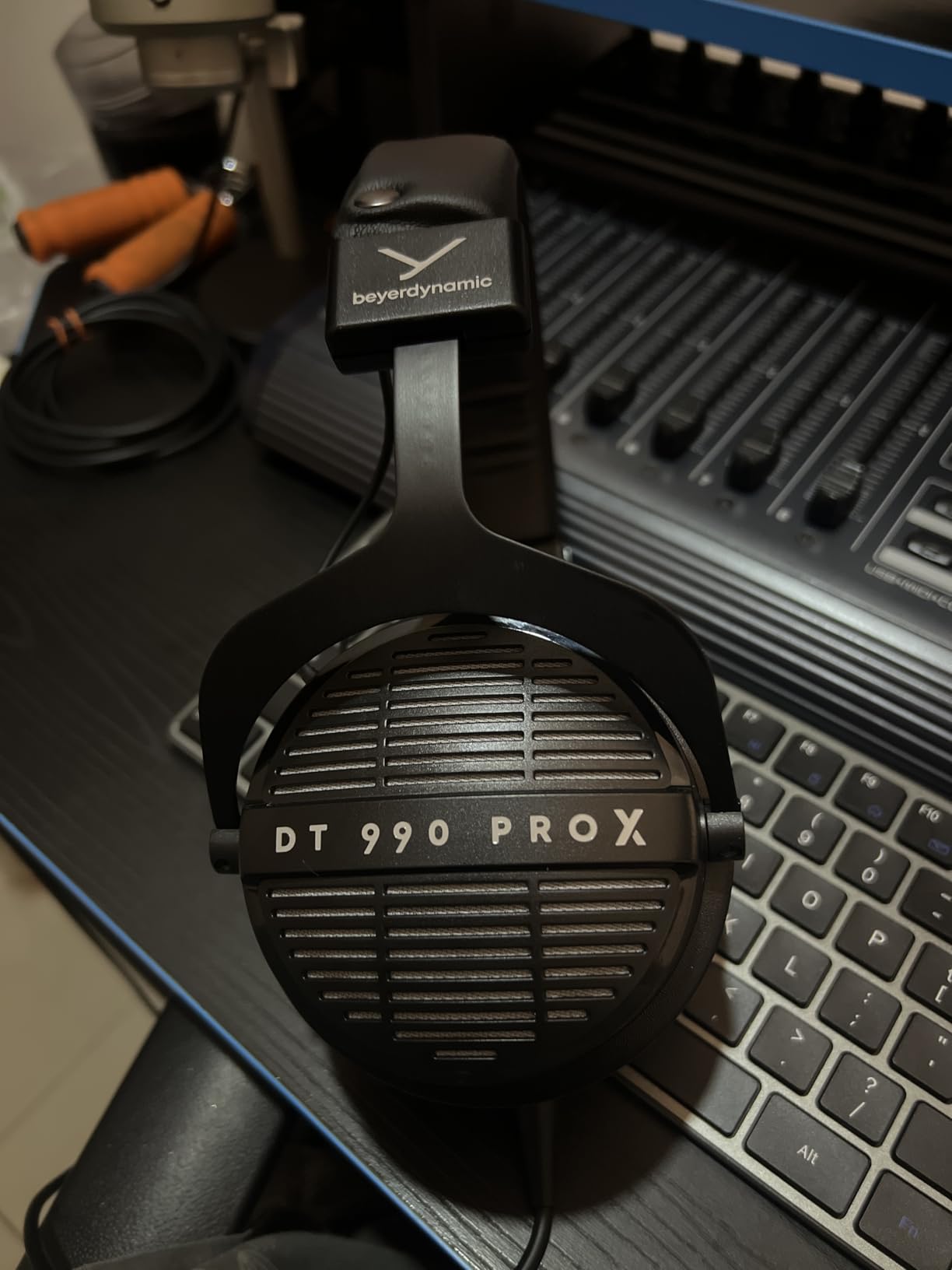 beyerdynamic DT 990 Pro X (48 Ohm), Open-Back Studio Headphones, Black customer photo 1