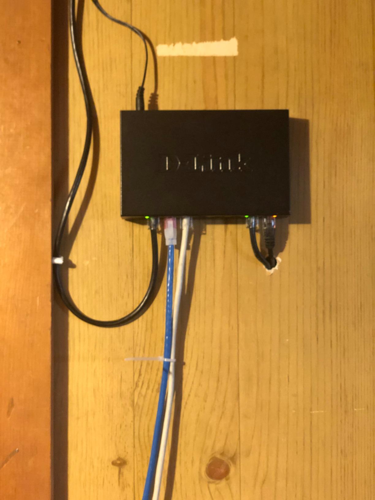 D-Link DGS-105, 5 Port Gigabit Ethernet Switch Unmanaged, Network Splitter, Silent Fanless, Network Hub, Sturdy Metal with Shielded Ports, Desktop/Wall Mount, QoS, Energy Saving, Plug and Play customer photo 1