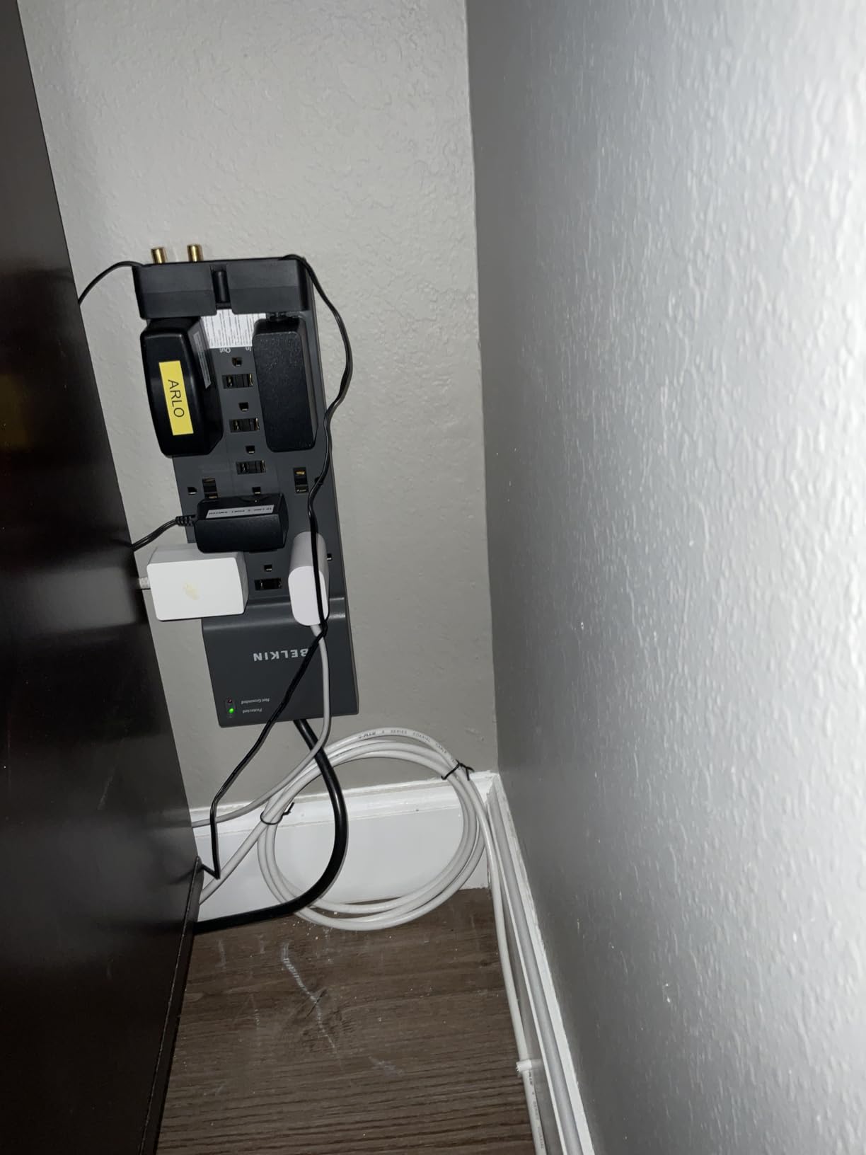Belkin Power Strip Surge Protector with 12 AC Multiple Outlets, 10 ft Long Flat Plug Heavy Duty Extension Cord for Home, Office, Travel, Computer Desktop, Laptop & Phone Charging Bricks (4,156 Joules) customer photo 1