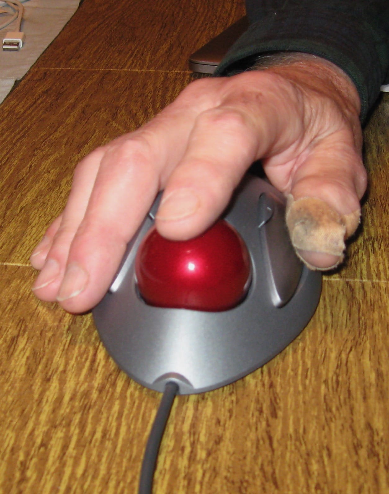 Logitech Trackman Marble Trackball Mouse – Wired USB Ergonomic Mouse for Computers, with 4 Programmable Buttons, Dark Gray customer photo 2