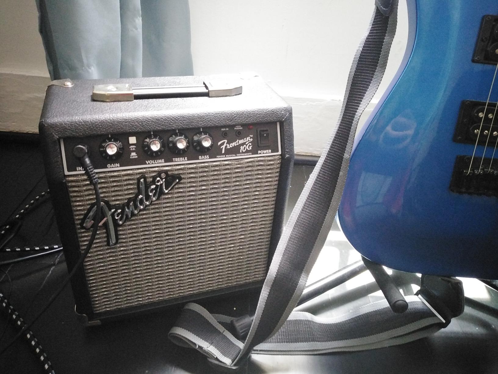 Fender Frontman 10G Electric Guitar Amplifier, 10-Watt Amp, Black/Silver | 10 Watt Practice Amp with 6 Speaker, Built In Overdrive, Headphone Jack and Aux Input, Black/Silver customer photo 1