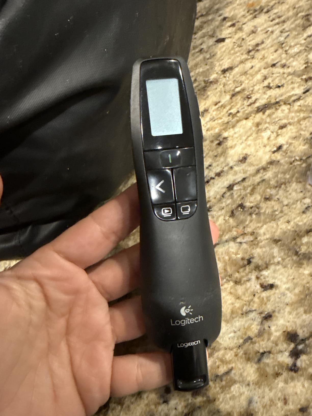 Logitech Wireless Presenter R800 PowerPoint Clicker with Green Laser | PowerPoint remote control, ideal for slideshows customer photo 2