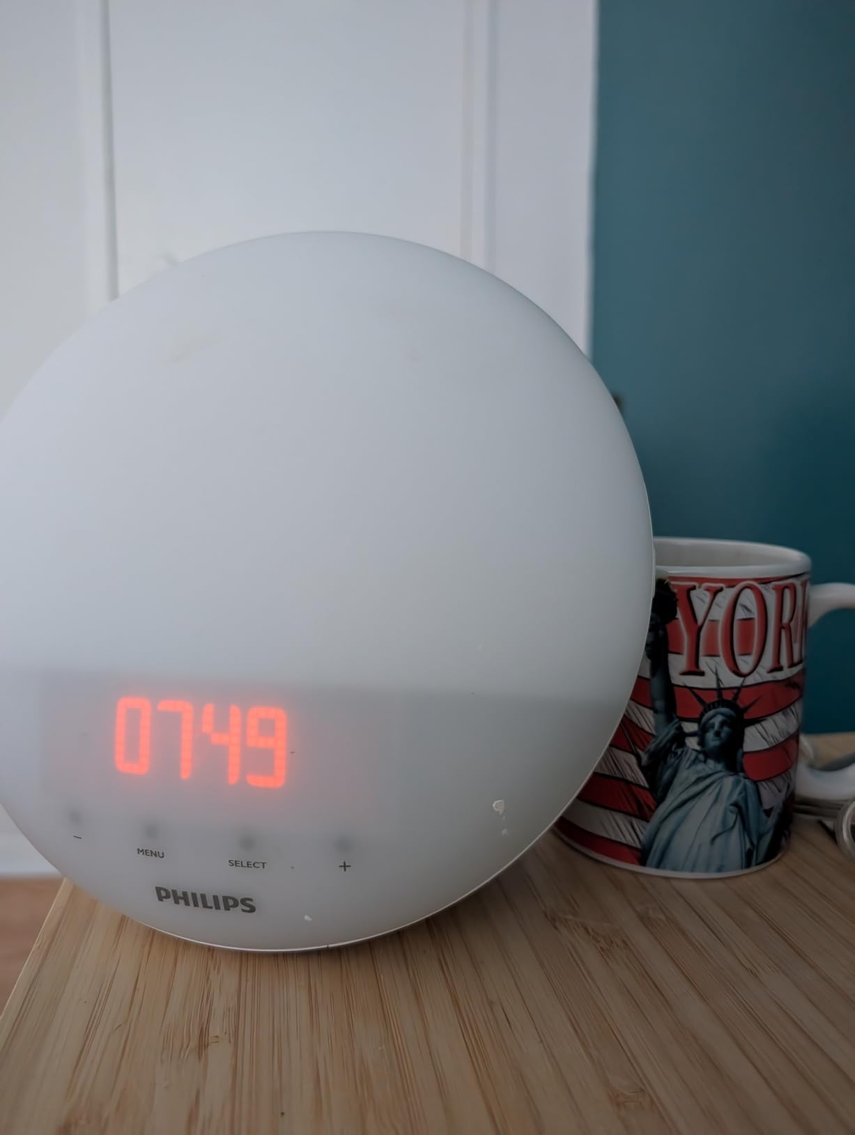 Philips SmartSleep Wake-up Light, Colored Sunrise and Sunset Simulation, 5 Natural Sounds, FM Radio & Reading Lamp, Tap Snooze, HF3520/60 customer photo 1