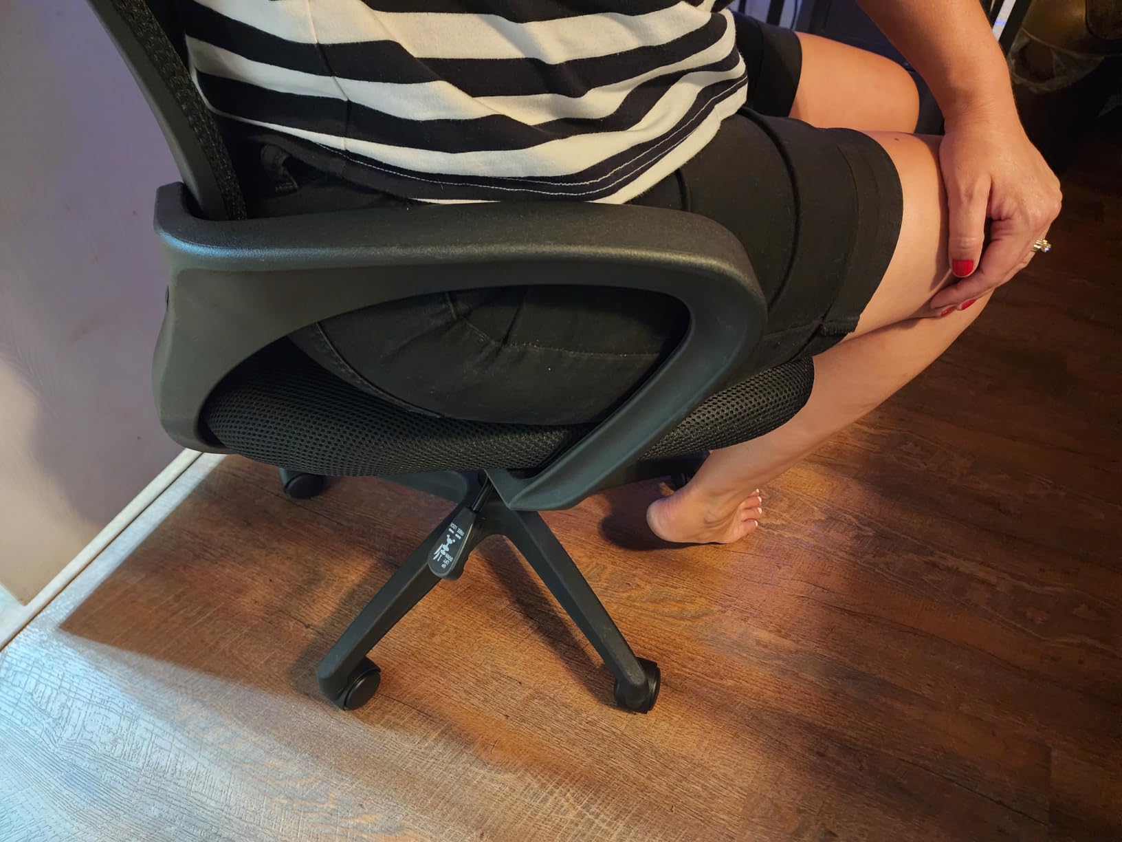 BestOffice Ergonomic Office Chair | Mid-Back Swivel Desk Chair | Black customer photo 2