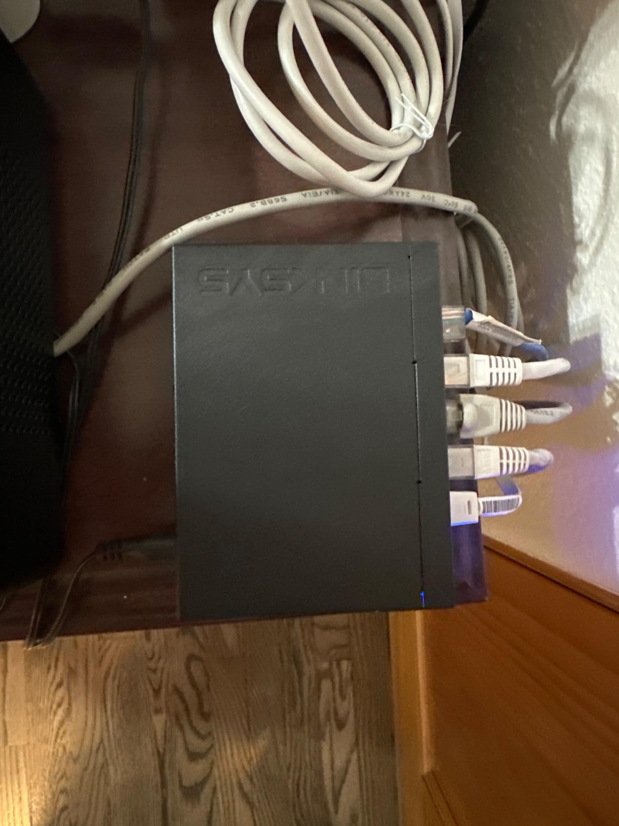 Linksys LGS105: 5-Port Business Desktop Gigabit Ethernet Unmanaged Switch, Computer Network, Wired Connection Speed up to 1,000 Mbps (Black, Blue) customer photo 2