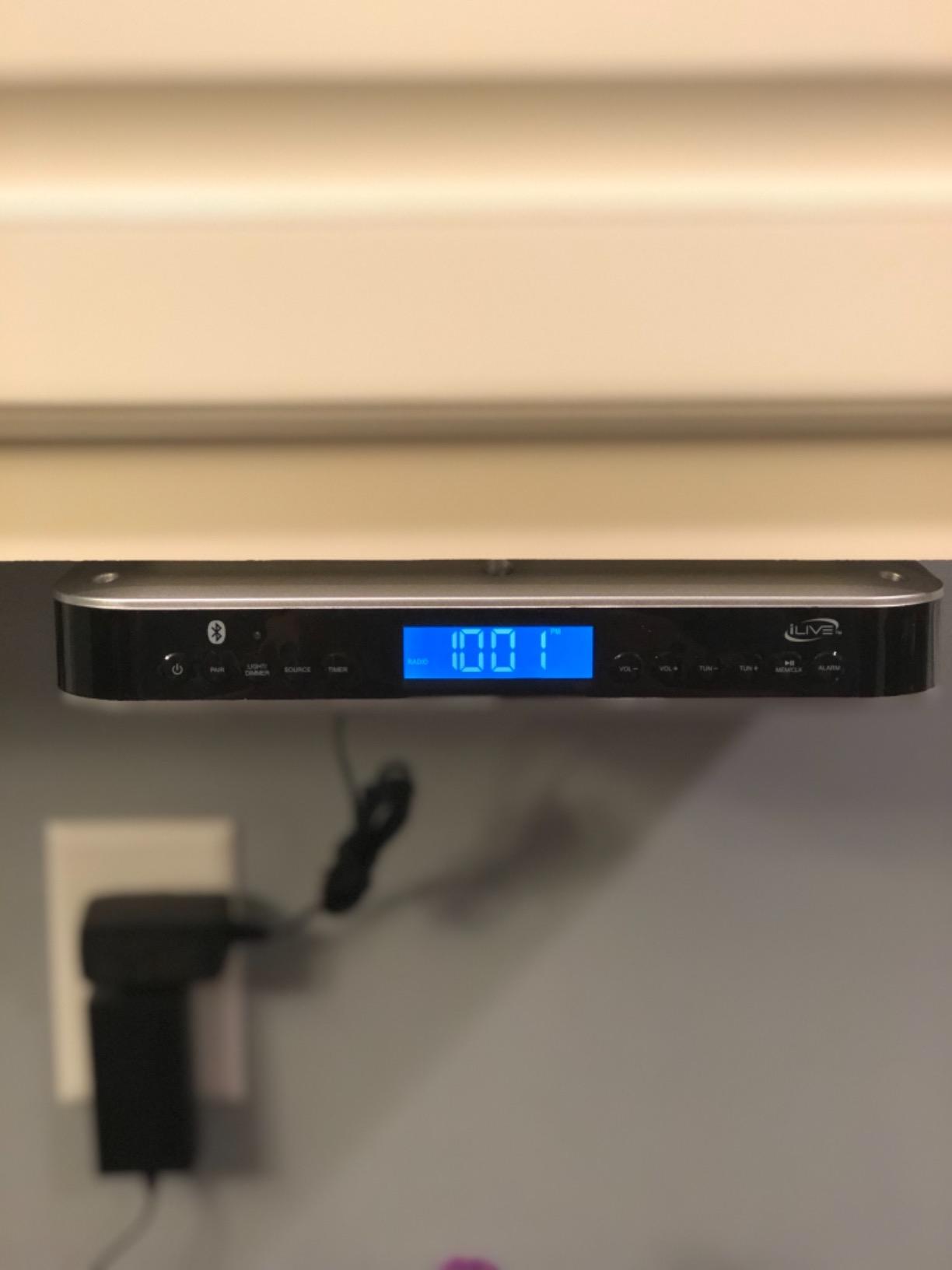 iLive Bluetooth Under Cabinet Radio with Clock, Timer & LED Kitchen Light customer photo 2