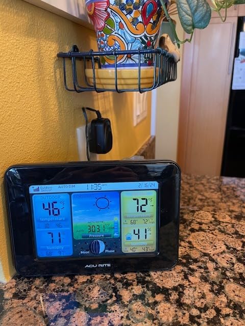 AcuRite Wireless Home Weather Station with Color Display, Indoor Outdoor Thermometer and Temperature Sensor (02077M) customer photo 1
