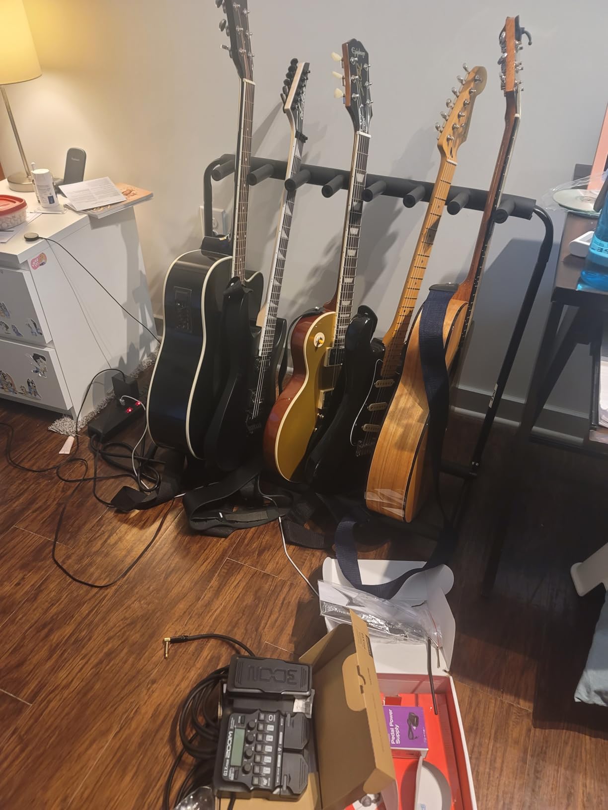 Pyle 7 Slot Multi-Guitar Stand – Universal Guitar Floor Rack for Electric, Acoustic, Bass Guitars, Ukuleles & Cases – Portable, and Protective with No-Slip Non-Scratch Padding – Black display rack customer photo 2