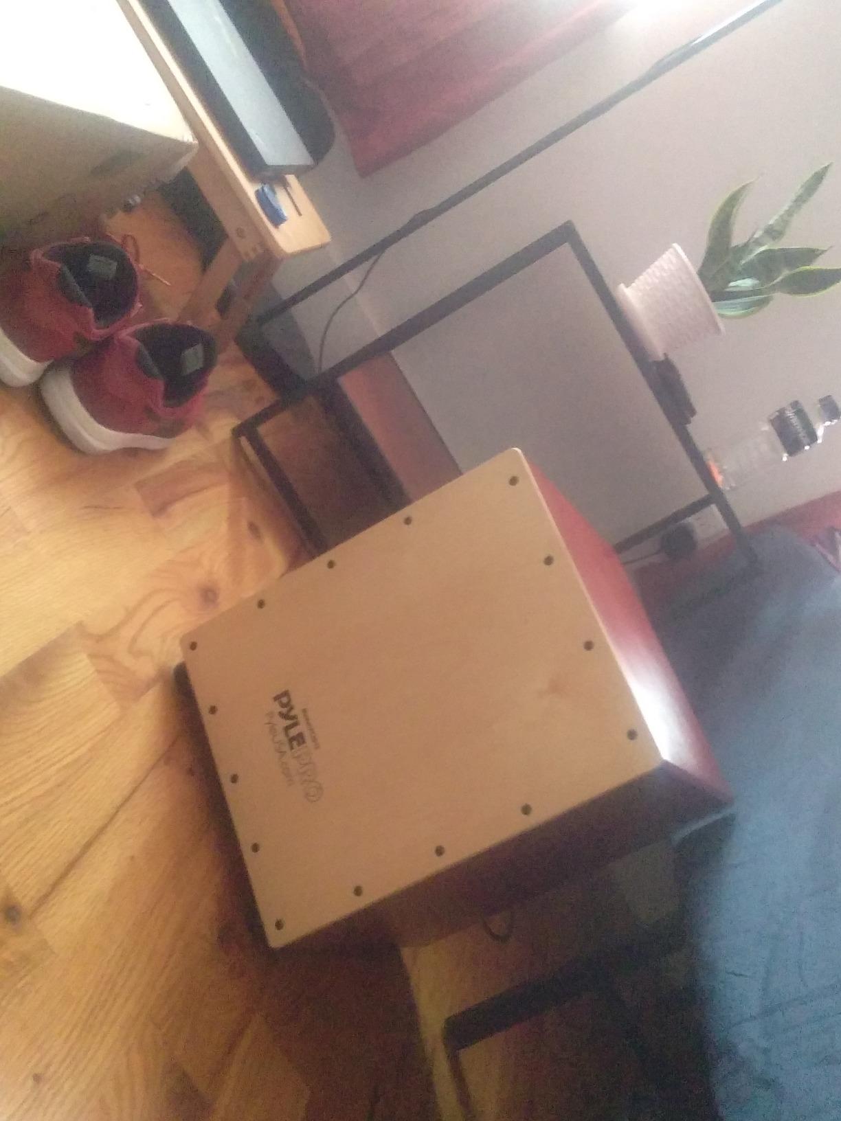 Pyle Stringed Jam Cajon, Handcrafted Birch Wood Percussion Box with Internal Guitar Strings, Compact & Lightweight Acoustic Drum, Anti-Vibration Feet, Brown (PCJD15) customer photo 2