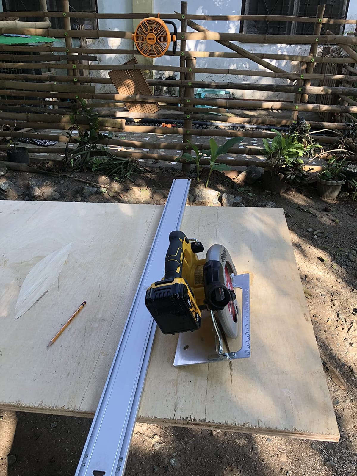 DEWALT 20V MAX Circular Saw Cordless with Brake, 7-1/4 Inch, Tool Only (DCS570B) customer photo 2
