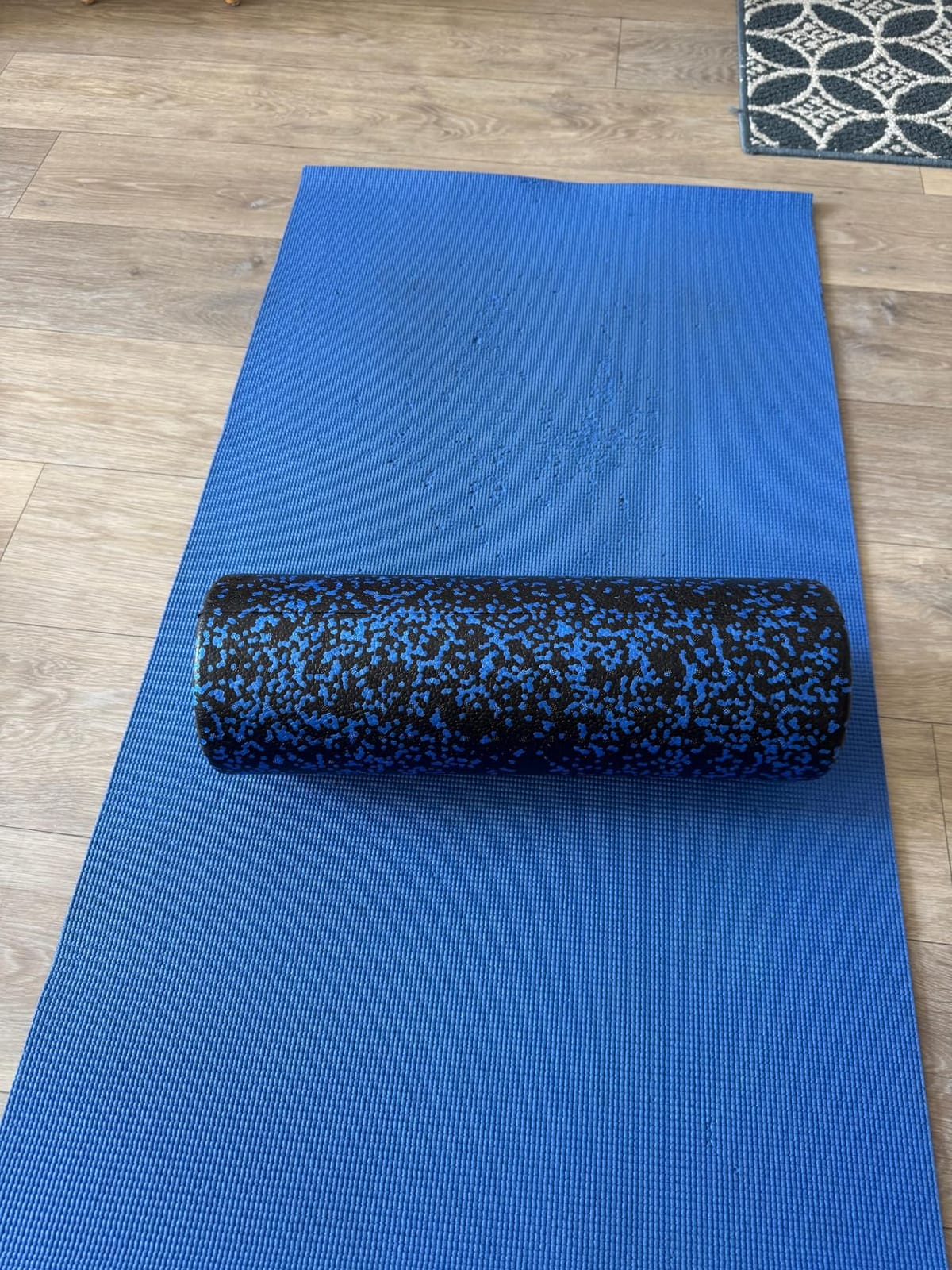 Amazon Basics High Density Foam Roller for Exercise and Recovery, 18 Inches, Blue Speckled customer photo 1