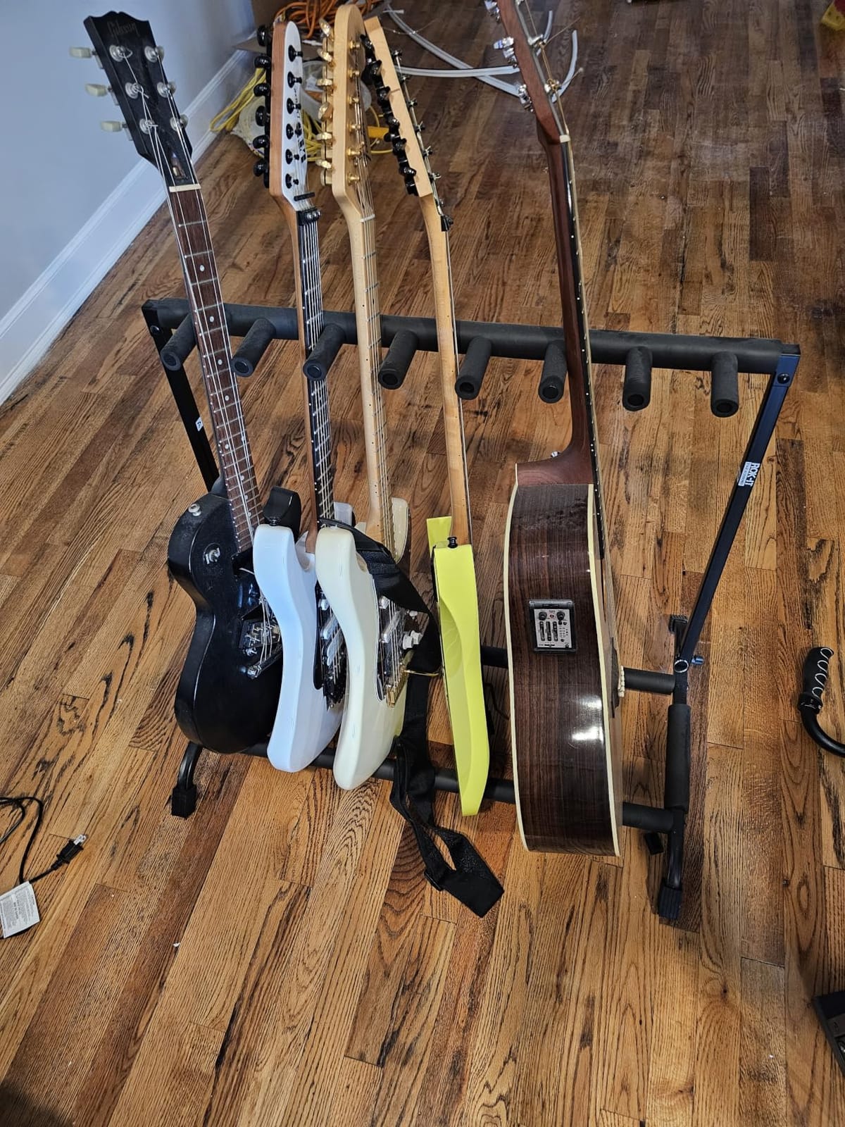 Kuyal Multi-Guitar Display Rack, Folding Stand customer photo 1