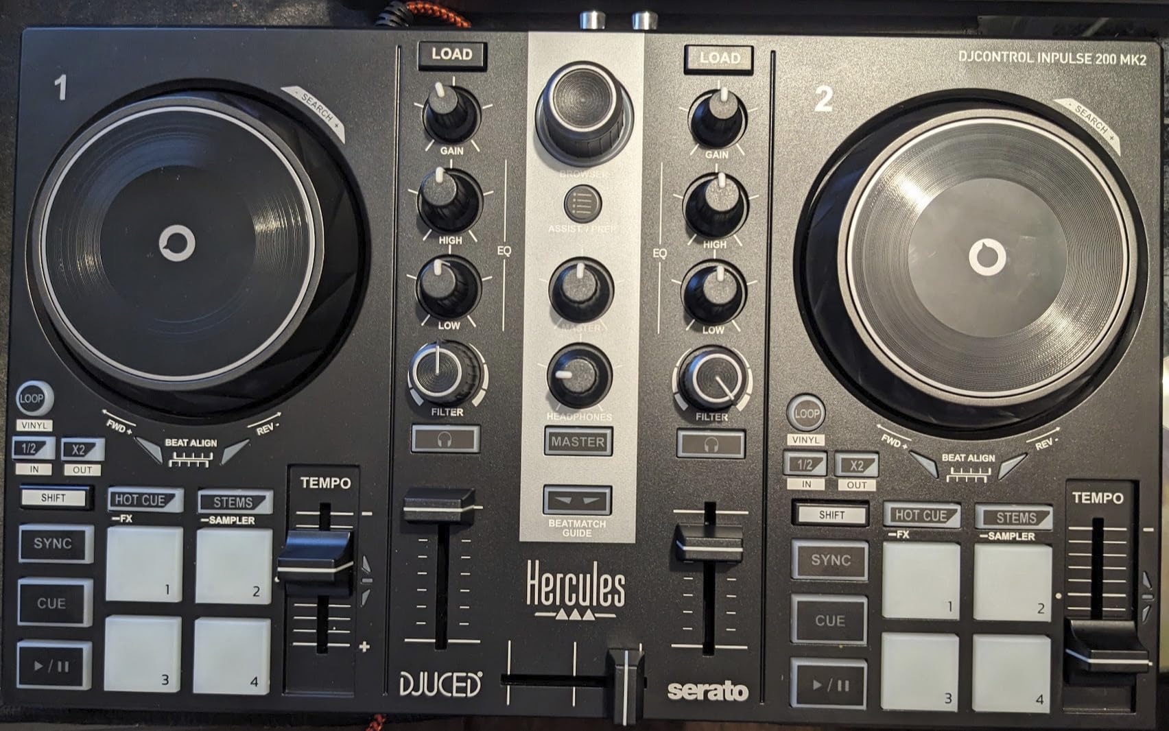 Hercules DJControl Inpulse 200 – DJ controller with USB, ideal for beginners learning to mix - 2 tracks with 8 pads and sound card - Software and tutorials included customer photo 2