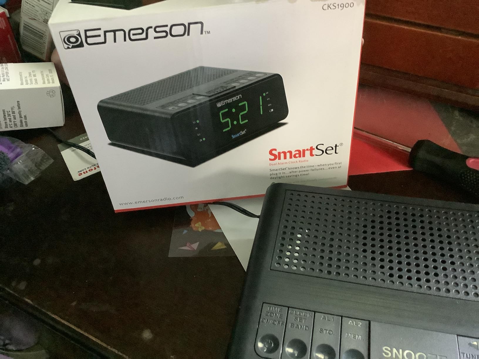 Emerson SmartSet Dual Alarm Clock Radio with AM/FM, Auto Time Setting, Sleep Timer, Snooze, 20 Presets, Easy-to-Read .9-inch Jade Green Dimmable LED Display, CKS1900 customer photo 1