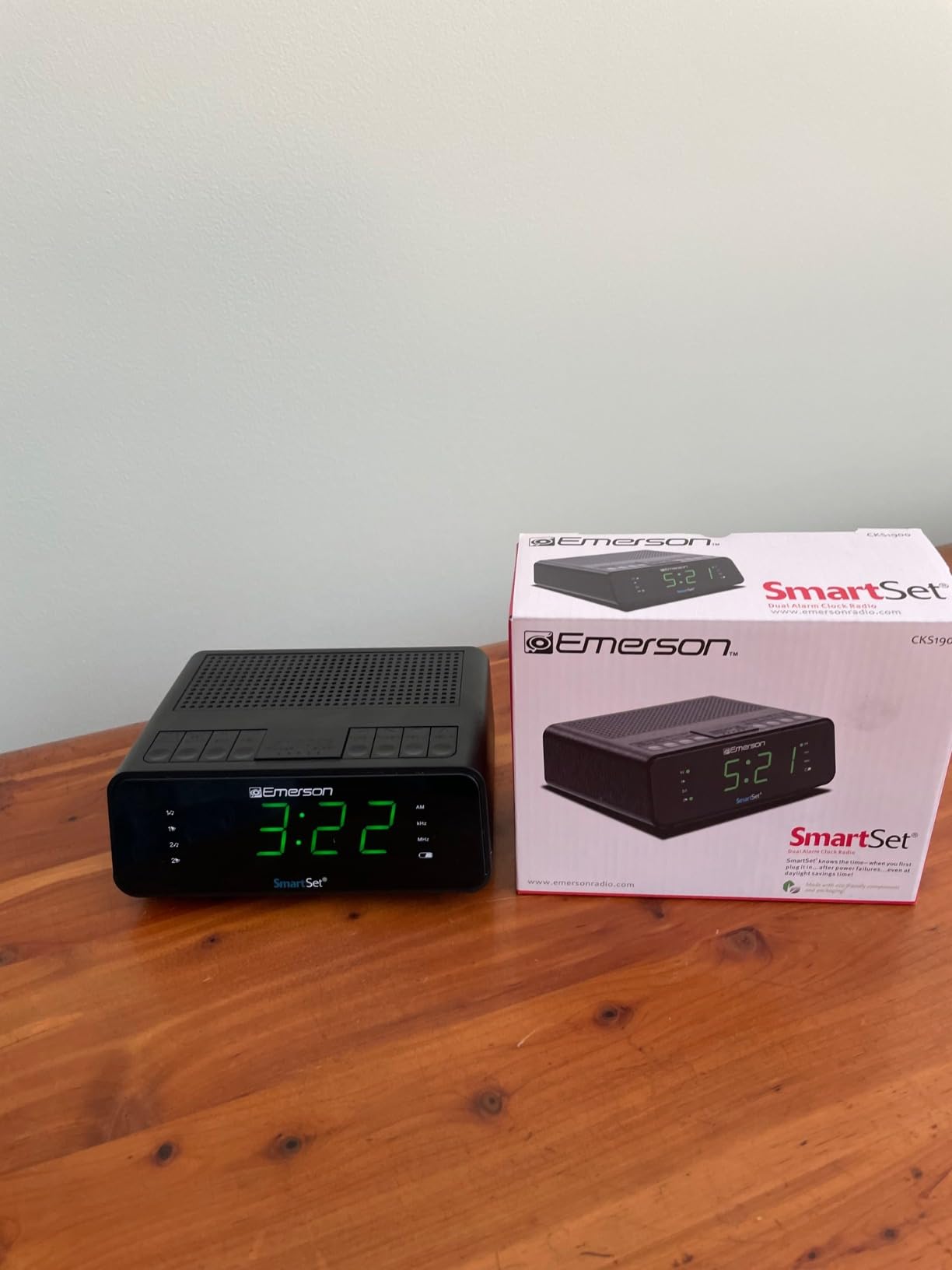 Emerson SmartSet Dual Alarm Clock Radio with AM/FM, Auto Time Setting, Sleep Timer, Snooze, 20 Presets, Easy-to-Read .9-inch Jade Green Dimmable LED Display, CKS1900 customer photo 2