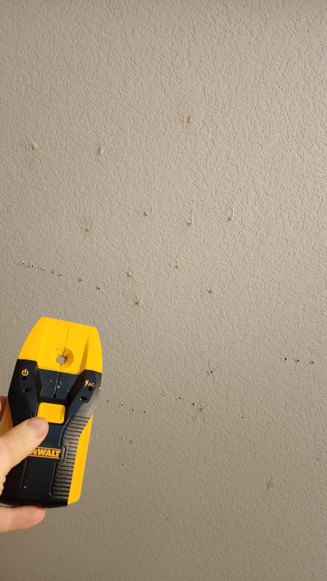 DEWALT Stud Finder, 3/4”, Locate Framing Studs Efficiently with LED Arrows, Ideal for Wood and Metal, AAA Batteries Included (DW0100) customer photo 2