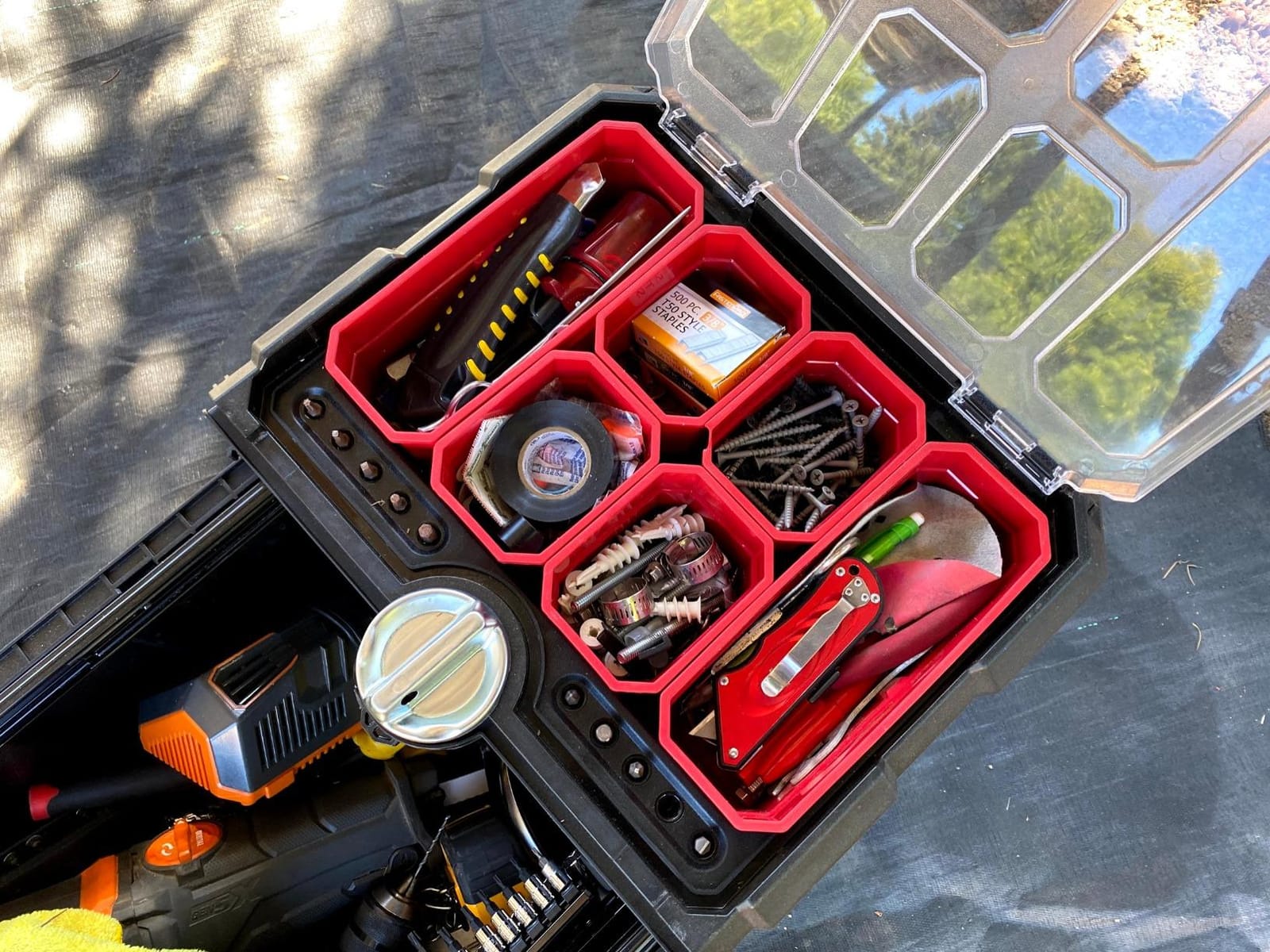 Keter Masterloader Resin Rolling Tool Box with Locking System and Removable Bins – Perfect Organization and Storage Chest for Power Drill, Tape Measure, and Screwdriver Set, Black customer photo 1