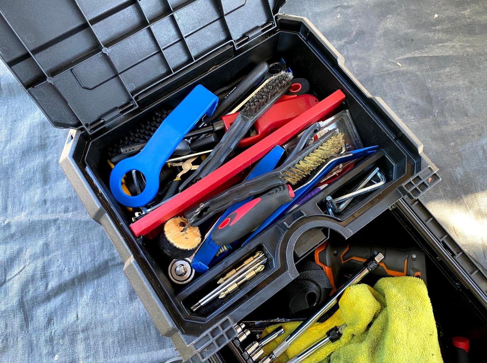 Keter Masterloader Resin Rolling Tool Box with Locking System and Removable Bins – Perfect Organization and Storage Chest for Power Drill, Tape Measure, and Screwdriver Set, Black customer photo 2