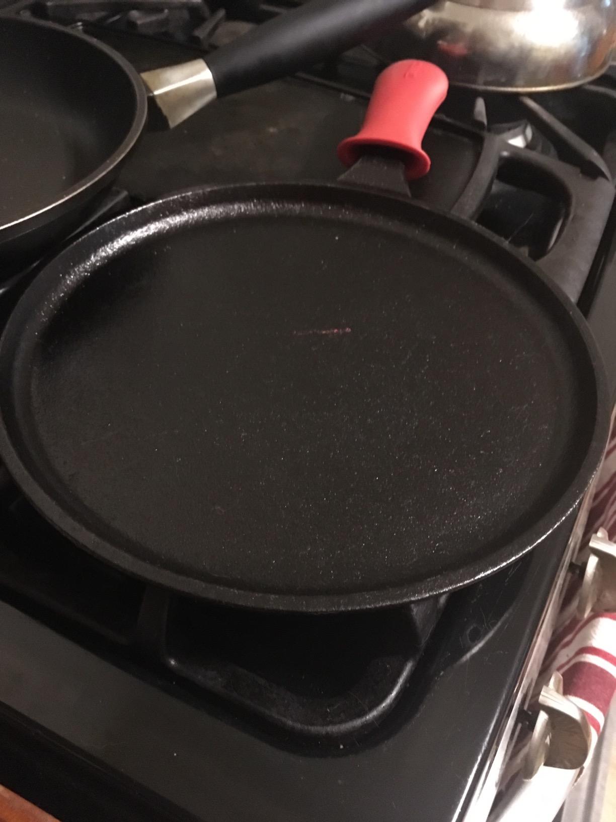 Cast Iron Round Griddle - 10.5”-Inch Crepe Maker Pan + Silicone Handle Cover - Pre-Seasoned Comal for Tortillas Flat Skillet - Dosa Tawa Roti Grill - Oven, Stovetop, BBQ, Fire, Smoker, Induction Safe customer photo 2