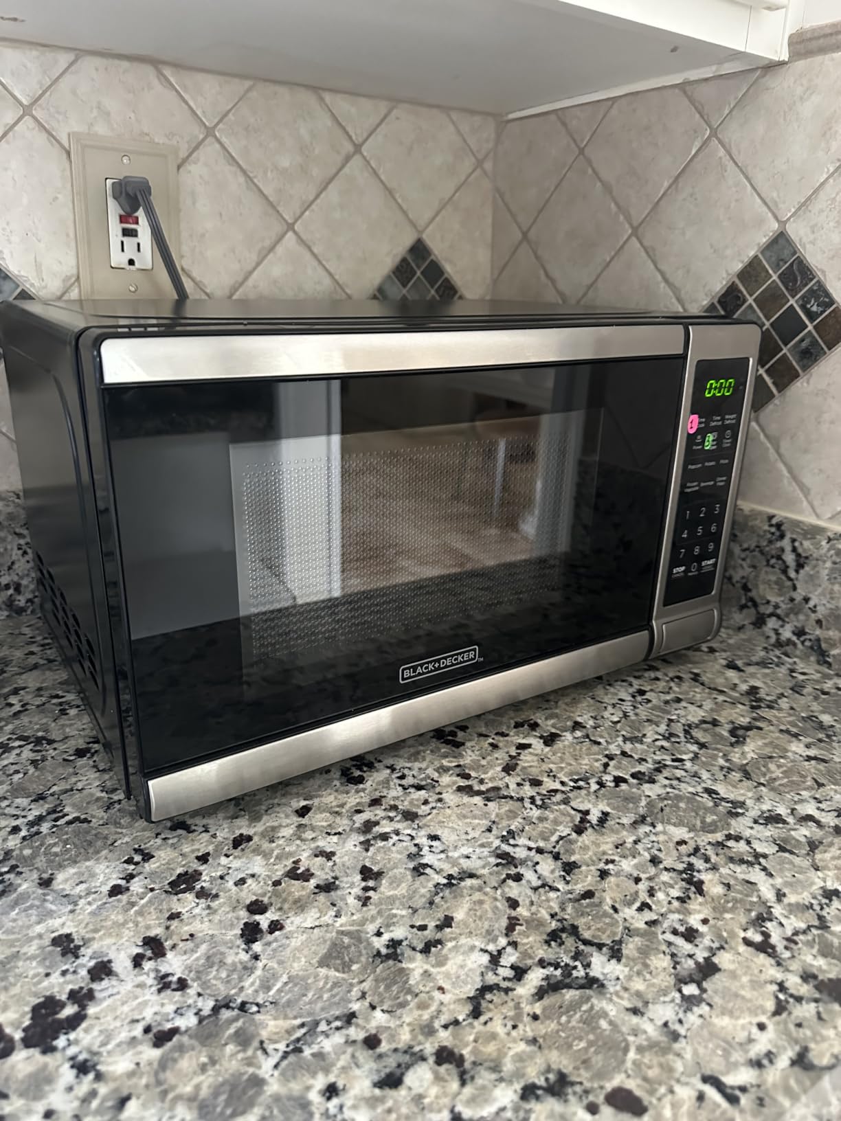 BLACK+DECKER Countertop Microwave Oven, 0.7 Cu.Ft, 700W, Stainless Steel customer photo 2