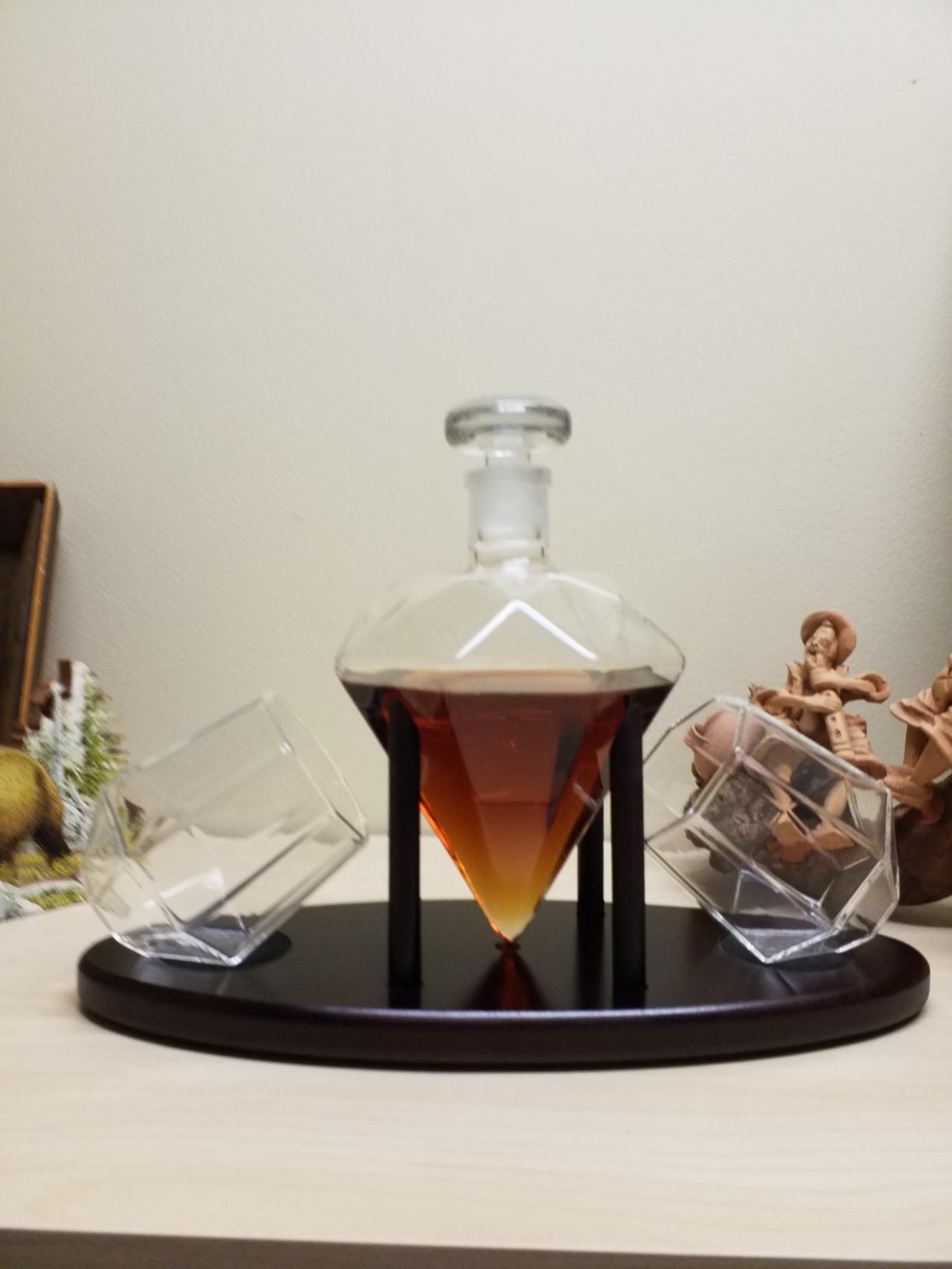 Whiskey Decanter Diamond shaped With 2 Diamond Glasses & Mahogany Wooden Holder – Elegant Handcrafted Crafted Glass Decanter For Liquor, Scotch, Rum, Bourbon, Vodka, Tequila – Great Gift Idea – 750ml customer photo 2