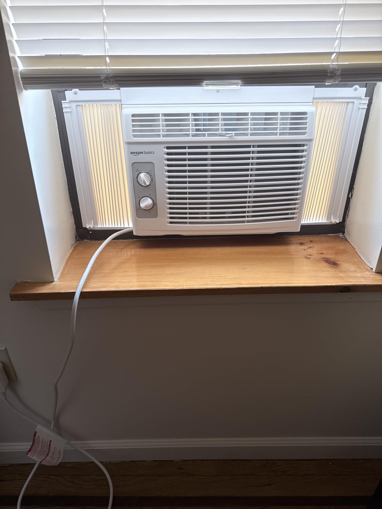 Amazon Basics 5000-BTU Window Air Conditioner with Quiet Operation, Up to 150 Sqf, Cool and Fan Functions, Washable Filter, Adjustable Window Kit, Intuitive Mechanical Controls, for Small Room, White customer photo 1