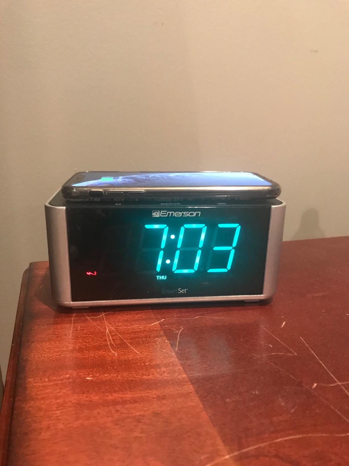 Emerson SmartSet Wireless Charging Dual Alarm Clock Radio with PLL FM, 10 Watt Ultra Fast Qi, USB Port, Bluetooth, Aux Input, Easy-to-Read 1.4-Inch High Contrast Aqua LED Display, ER100202 customer photo 1