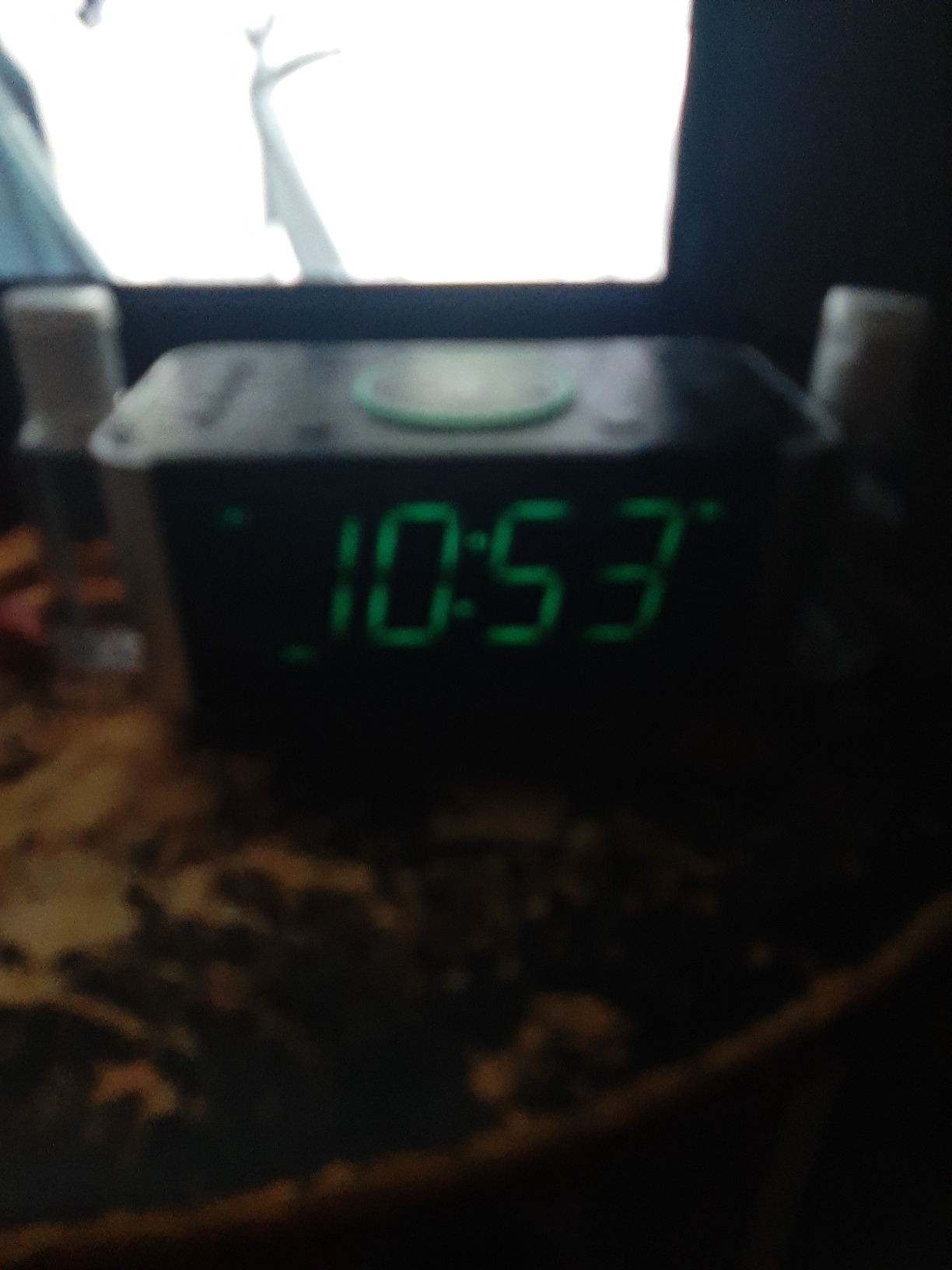 Emerson SmartSet Wireless Charging Dual Alarm Clock Radio with PLL FM, 10 Watt Ultra Fast Qi, USB Port, Bluetooth, Aux Input, Easy-to-Read 1.4-Inch High Contrast Aqua LED Display, ER100202 customer photo 2