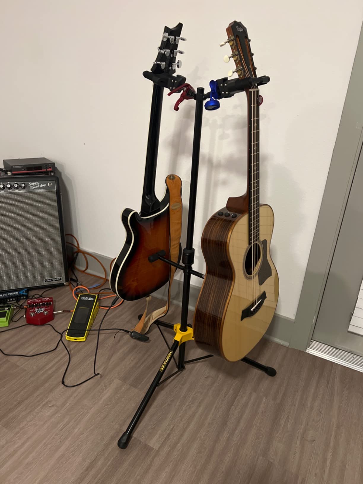 Hercules Stands GS422B PLUS Dual Guitar Stand with Auto Grip System and Foldable Yoke customer photo 1
