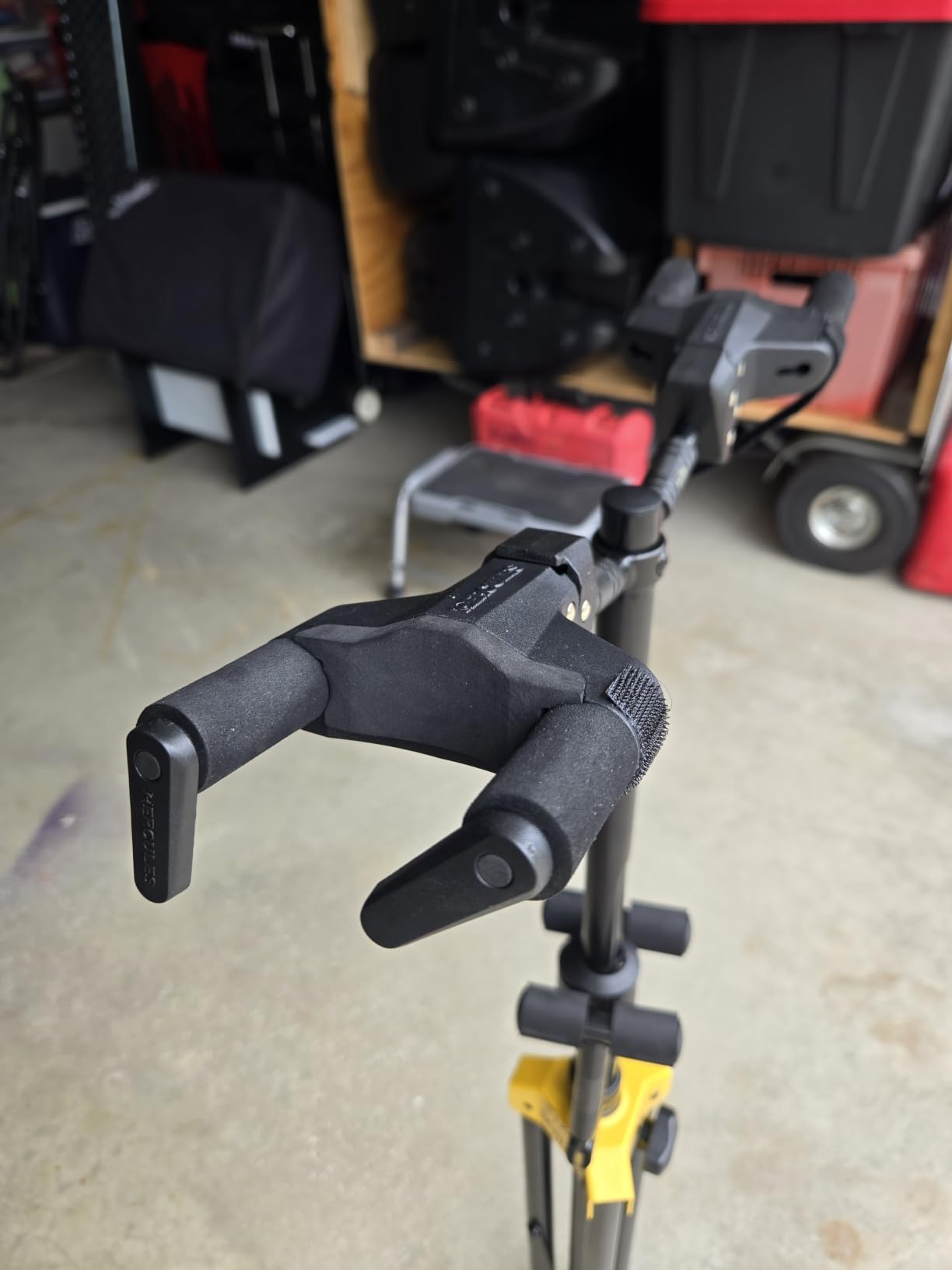 Hercules Stands GS422B PLUS Dual Guitar Stand with Auto Grip System and Foldable Yoke customer photo 2
