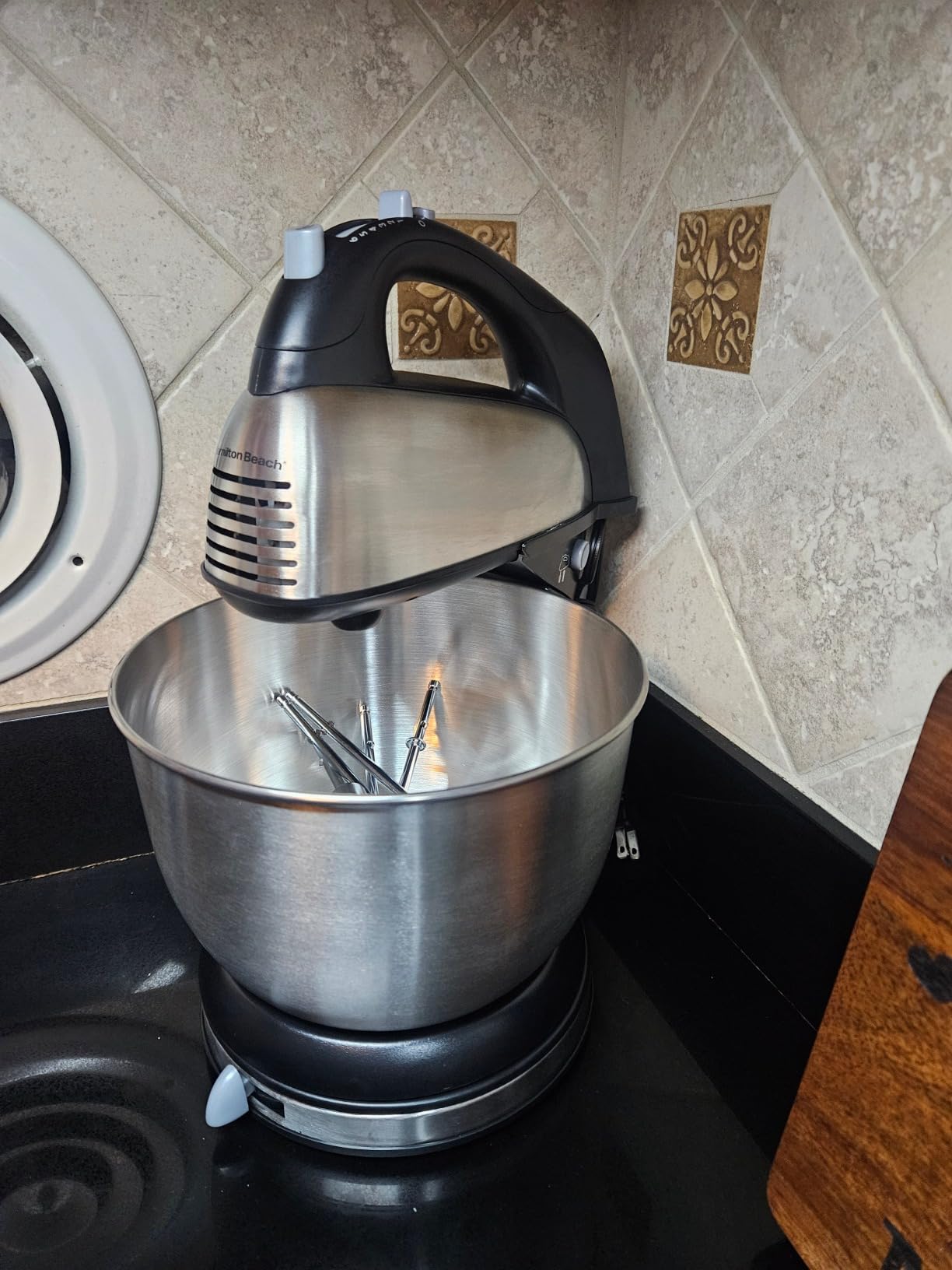 Hamilton Beach Classic Stand and Hand Mixer, 4 Quarts, 6 Speeds with QuickBurst, Bowl Rest, 290 Watts Peak Power, Black and Stainless customer photo 1