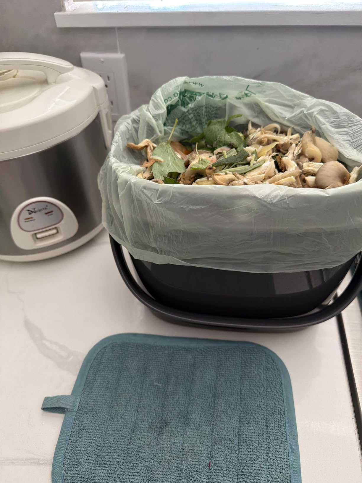 OXO Good Grips Easy-Clean Compost Bin, Charcoal, 1.75 Gal/6.62 L customer photo 2