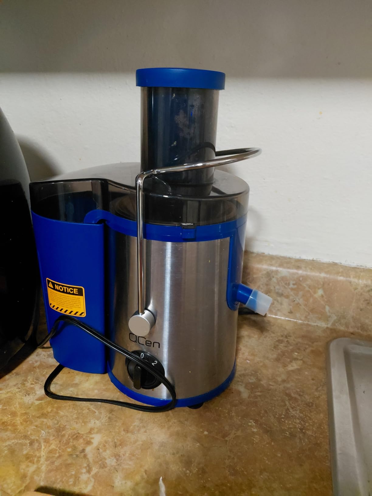 QCen Juicer Machine 500W Centrifugal Juicer with Extra Wide Feed Chute | For Fruits And Vegetables, Stainless Steel, BPA-Free Parts, Easy To Clean, Compact Countertop Juicer, Black, customer photo 1