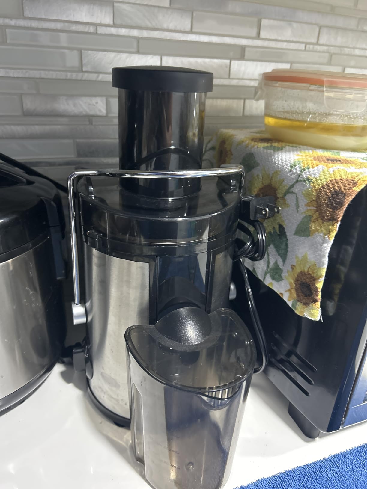 QCen Juicer Machine 500W Centrifugal Juicer with Extra Wide Feed Chute | For Fruits And Vegetables, Stainless Steel, BPA-Free Parts, Easy To Clean, Compact Countertop Juicer, Black, customer photo 2