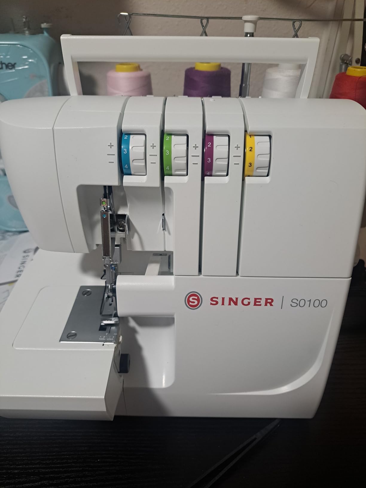 SINGER® S0100 High Speed Serger Overlock Machine, 2-3-4 Thread Capability customer photo 2