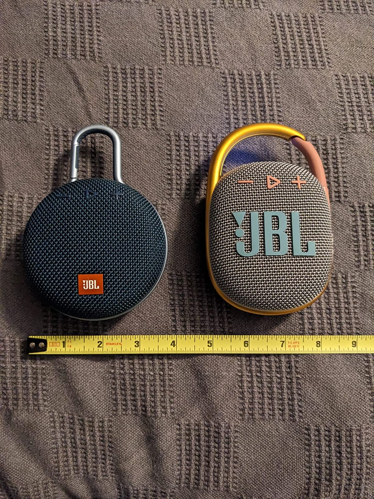 JBL Clip 4 - Portable Mini Bluetooth Speaker, big audio and punchy bass, integrated carabiner, IP67 waterproof and dustproof, 10 hours of playtime, speaker for home, outdoor and travel (Grey) customer photo 2