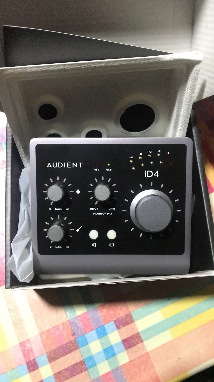 Audient Audio Interface iD4 MKII, Class A Console Microphone Preamp (High Speed USB-C, Monitor Mix and Monitor Panning Function, 2 Headphone Outputs, Mac/PC/iOS Compatible), Black customer photo 1