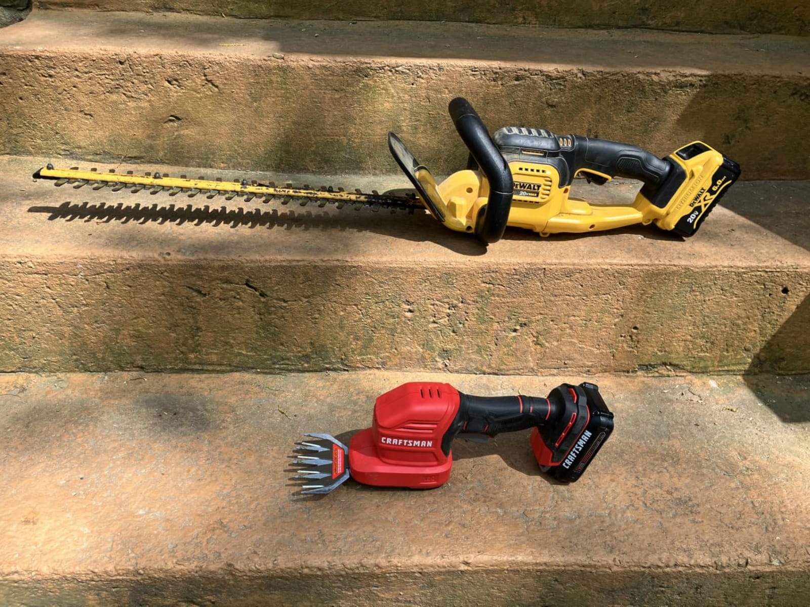 CRAFTSMAN V20 4 In. Cordless Handheld Grass Trimmer and 8 In. Mini Hedge Trimmer, Battery and Charger Included, Rechargeable 2 in 1 Grass Shear and Bush Trimmer (CMCSS800C1) customer photo 2