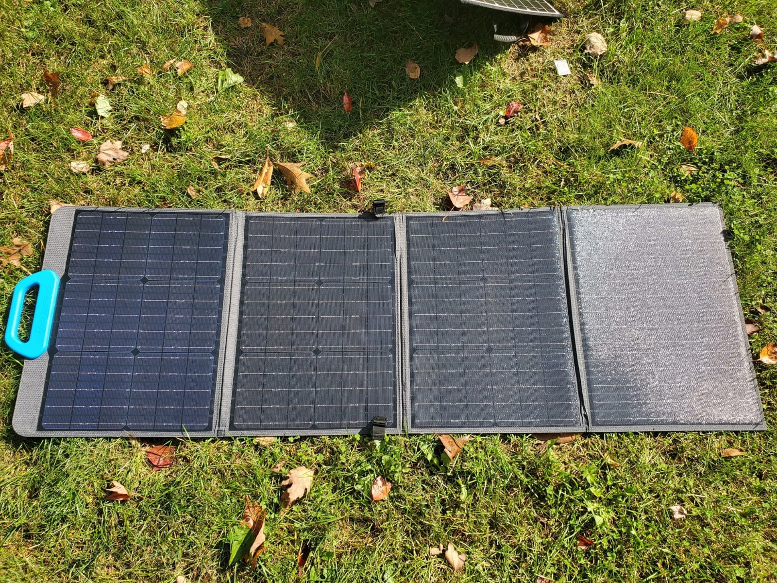 BLUETTI 100W Portable Solar Panel 23.4% High Efficiency IP67 Waterproof customer photo 2