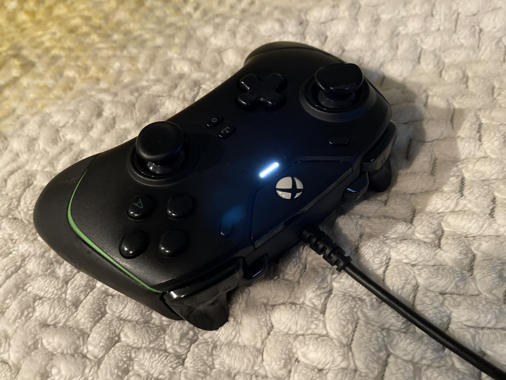Razer Wolverine V2 Wired Gaming Controller for Xbox Series X|S, Xbox One, PC: Remappable Front-Facing Buttons - Mecha-Tactile Action Buttons and D-Pad - Trigger Stop-Switches - White customer photo 1