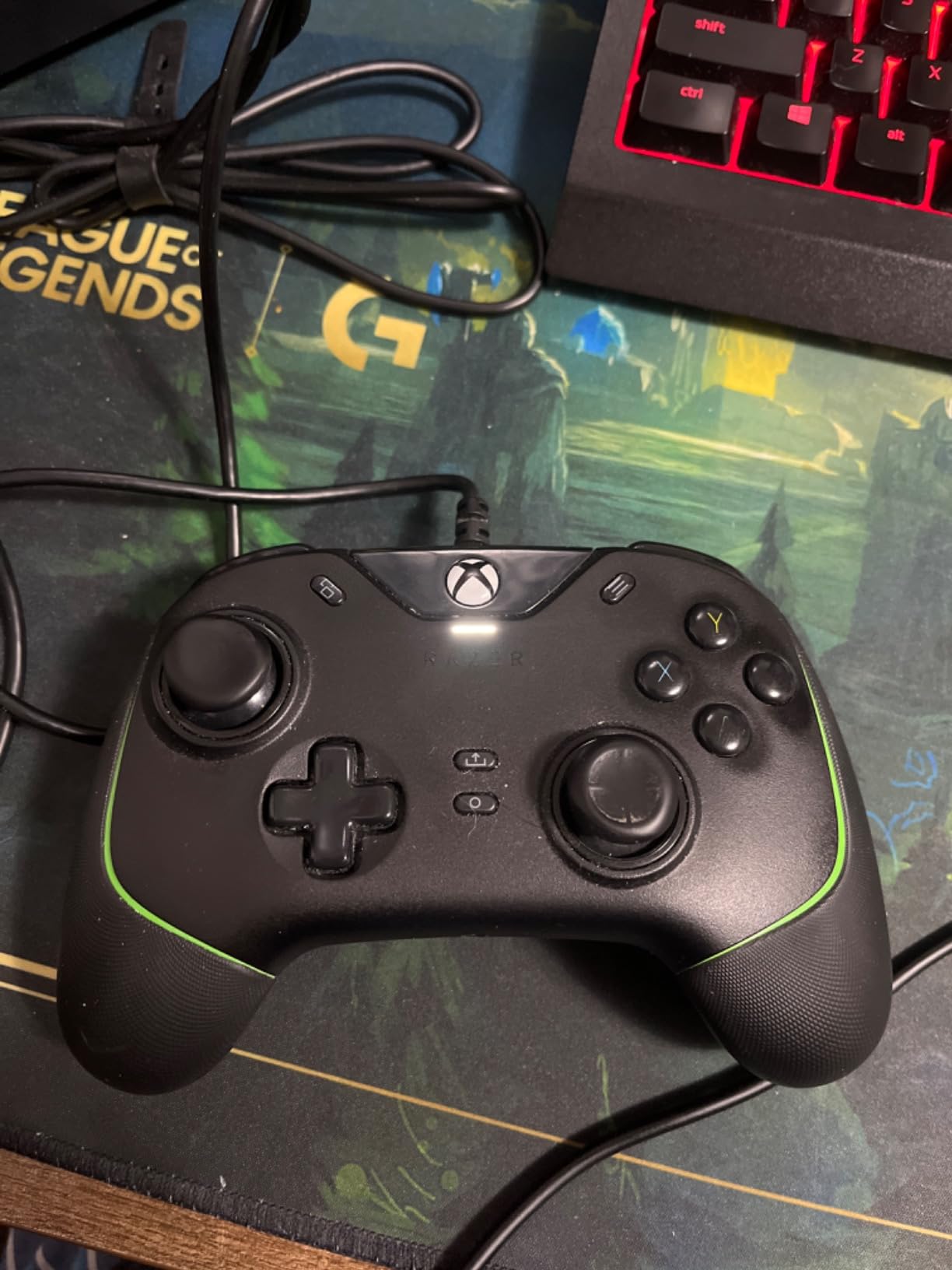 Razer Wolverine V2 Wired Gaming Controller for Xbox Series X|S, Xbox One, PC: Remappable Front-Facing Buttons - Mecha-Tactile Action Buttons and D-Pad - Trigger Stop-Switches - White customer photo 2