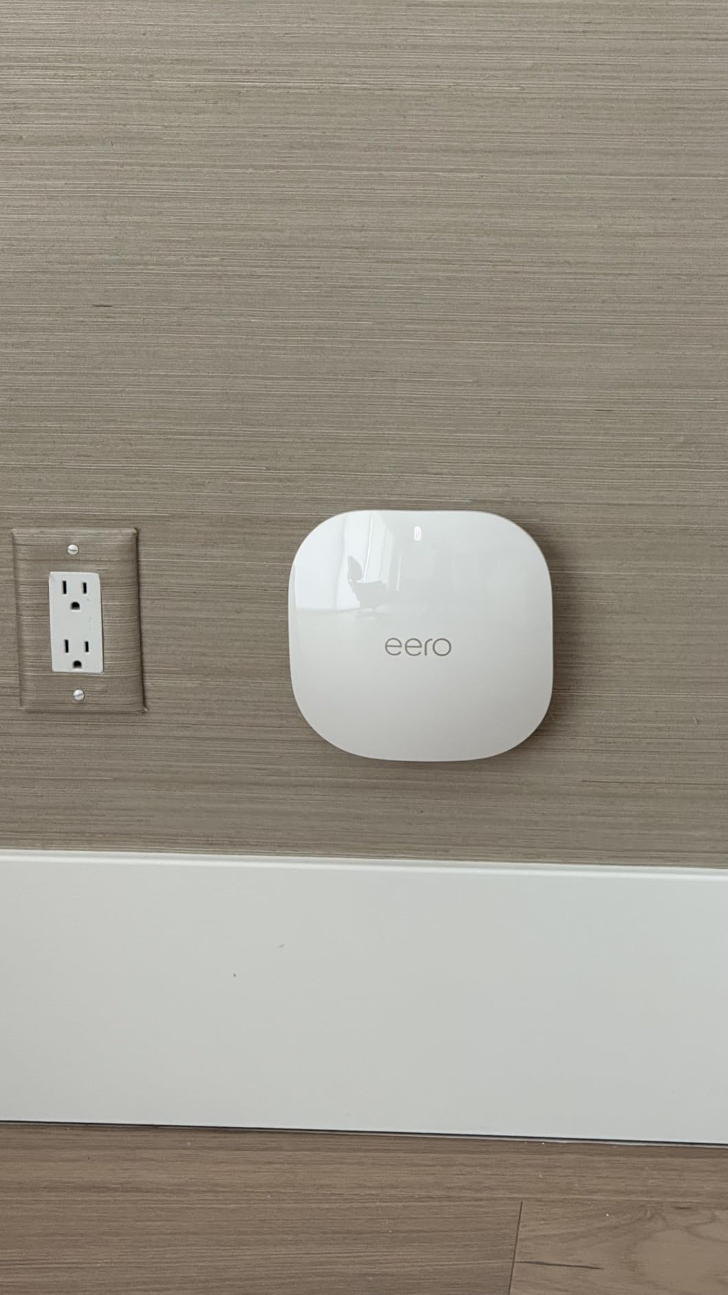 Amazon eero PoE 6 - Ceiling/wall-mountable, Dual-band Wi-Fi 6 access point, PoE powered, AC adapter not included customer photo 1