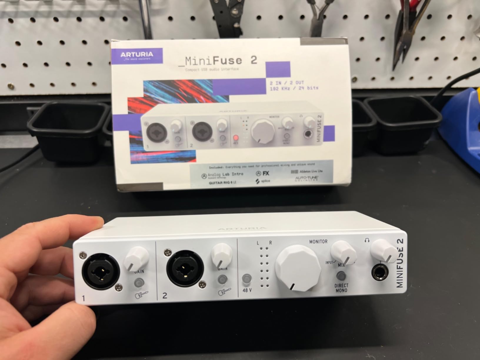 Arturia MiniFuse USB Audio & MIDI Interface, MiniFuse 2 | Compact USB Audio and MIDI Interface with Creative Software for Recording, Production, Podcasting, Guitar, White customer photo 1