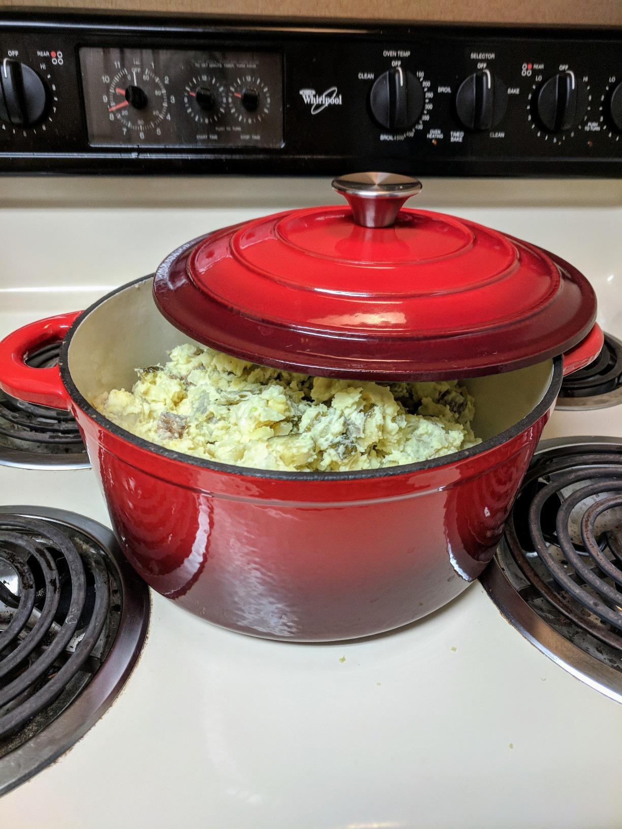 Hamilton Beach 5.5-Quart Enameled Cast Iron Dutch Oven with Lid | Heavy-Duty Pot for Braising, Roasting & Baking | Gray customer photo 2