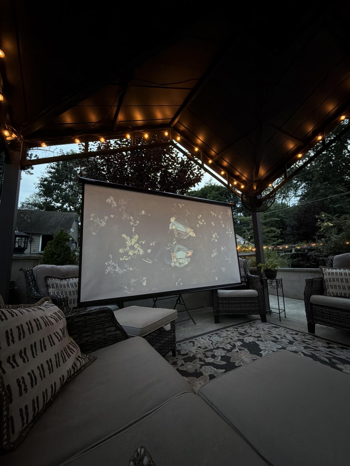 VIVOHOME 120 Inch 1:1 Pull Down Projector Screen, Black customer photo 2