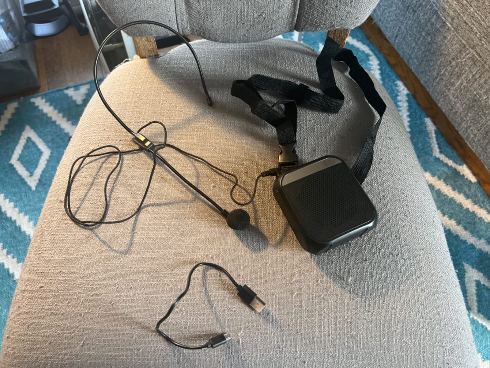 Portable Voice Amplifier for Teachers, 2200mAh Rechargeable Personal Amplifier Mic PA System Headset Microphone with Speaker for Teachers, Training, Meeting, Tour Guide, Yoga, Classroom (Black) customer photo 1