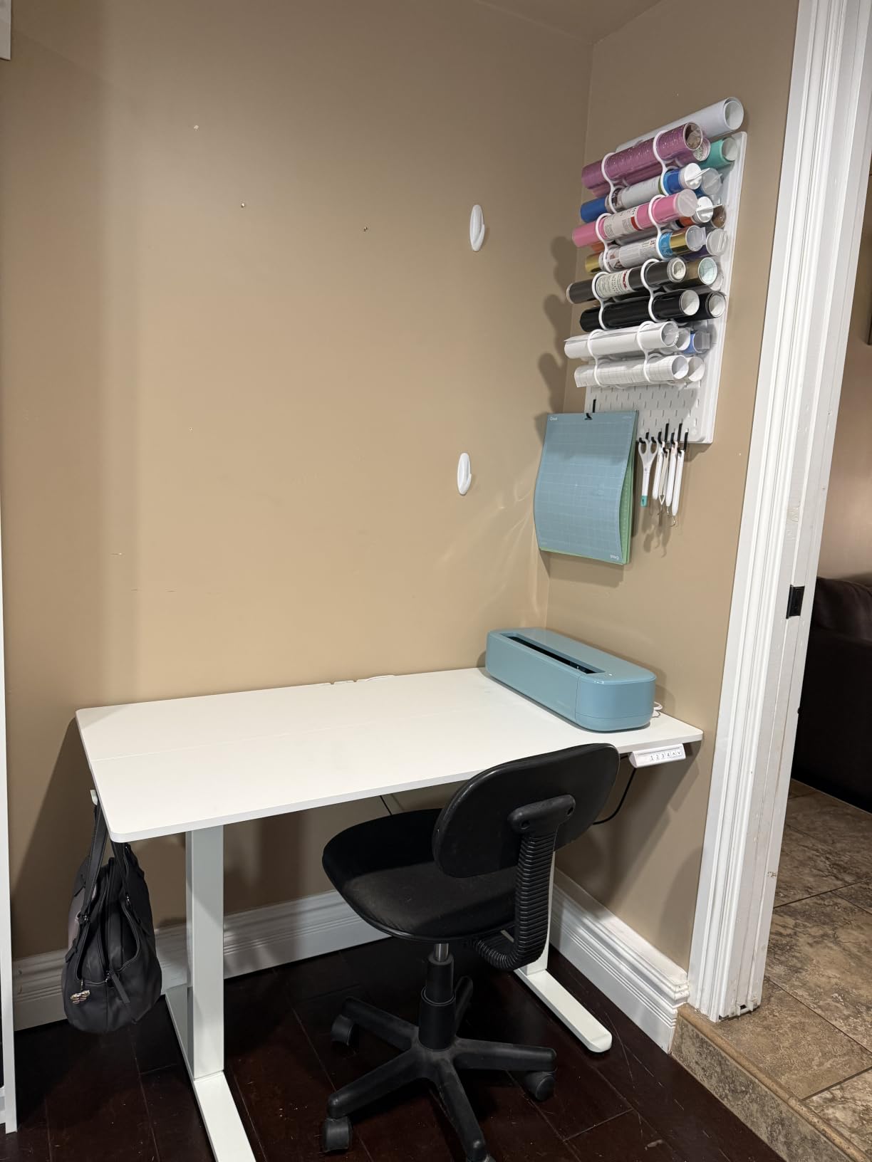 ErGear Height Adjustable Electric Standing Desk, 55 x 28 Inches Sit Stand up Desk, Memory Computer Home Office Desk, Dark Walnut customer photo 1